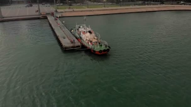 Vol par bateau à la jetée dans la mer. Plan aérien — Video