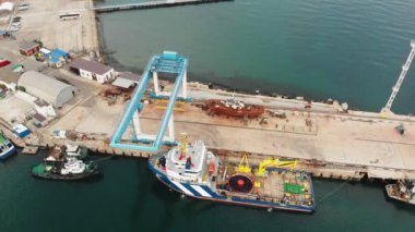 Denizde kargo limanı. Havadan çekim