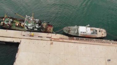 Denizde yatlar ve gemiler için rıhtım. Havadan çekim