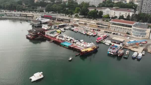 Aanlegsteiger voor jachten en schepen op zee. Luchtfoto — Stockvideo