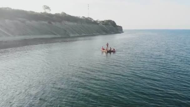 Веселые подростки прыгают в море. Воздушный удар — стоковое видео