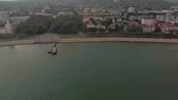 Vlucht per schip op de pier in de zee. Luchtfoto — Stockvideo