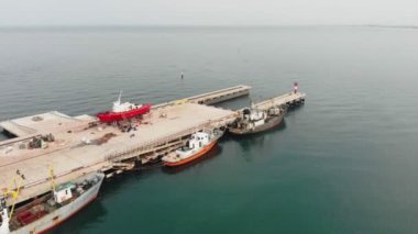 Denizde yatlar ve gemiler için rıhtım. Havadan çekim