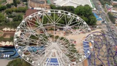 Deniz den eğlence parkı. Dönme dolap ve drone ile su parkı görünümü. Yüksekten çekim