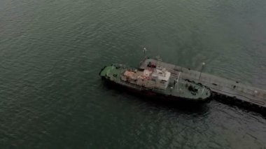 Denizde iskelede gemi ile uçuş. Havadan çekim