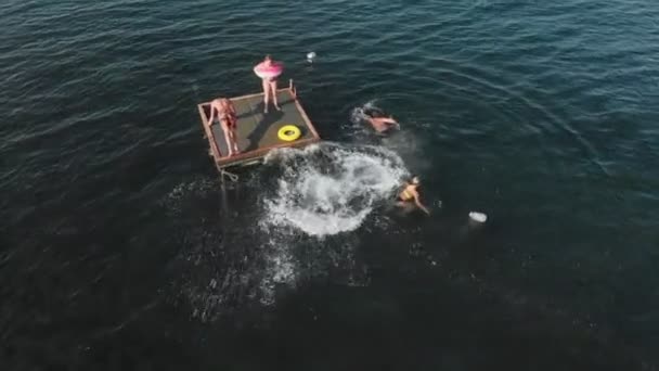 Vrolijke tieners springen in zee. Luchtfoto — Stockvideo