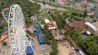 Deniz den eğlence parkı. Dönme dolap ve drone ile su parkı görünümü. Yüksekten çekim