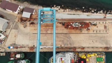 Denizde kargo limanı. Havadan çekim