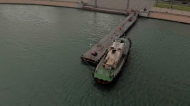 Denizde iskelede gemi ile uçuş. Havadan çekim