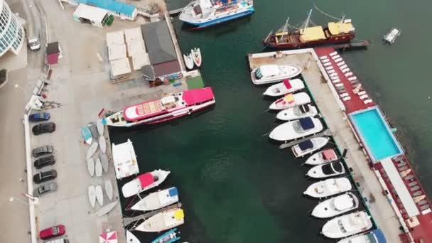 Brygga för yachter och fartyg till sjöss. Aerial shot — Stockvideo