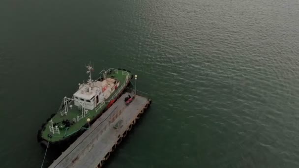 Vlucht per schip op de pier in de zee. Luchtfoto — Stockvideo