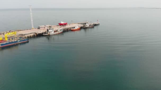 Anlegeplatz für Yachten und Schiffe auf See. Luftaufnahme — Stockvideo