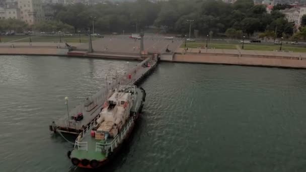 Vuelo en barco en el muelle del mar. Disparo aéreo — Vídeo de stock