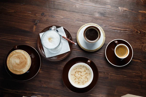 Cappuccino em um fundo de madeira marrom. Menu — Fotografia de Stock