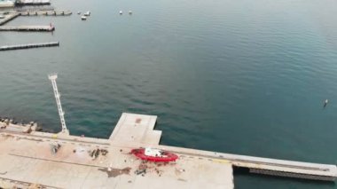 Denizde yatlar ve gemiler için rıhtım. Havadan çekim