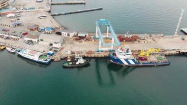 Denizde kargo limanı. Havadan çekim