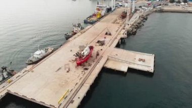 Denizde yatlar ve gemiler için rıhtım. Havadan çekim