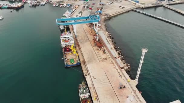 Porto de carga no mar. Tiro aéreo — Vídeo de Stock