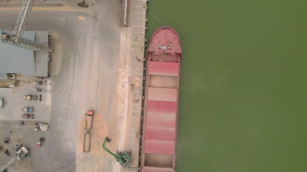 Porto di carbone in mare. Colpo aereo — Video Stock