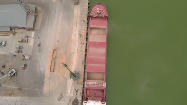 Porto di carbone in mare. Colpo aereo — Video Stock