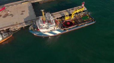 Denizde gemiler için marina ve kargo limanı üzerinde uçan. Havadan çekim