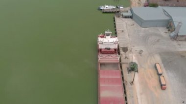 Denizde kömür limanı. Havadan çekim