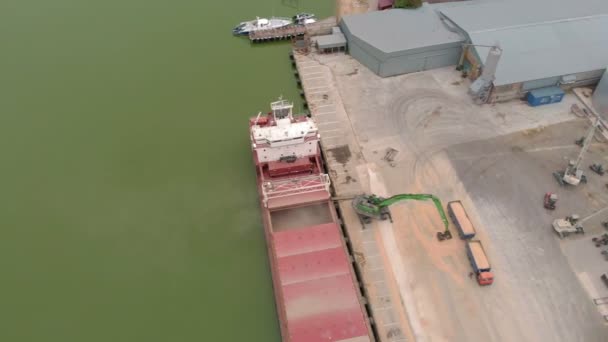 Porto de carvão no mar. Tiro aéreo — Vídeo de Stock