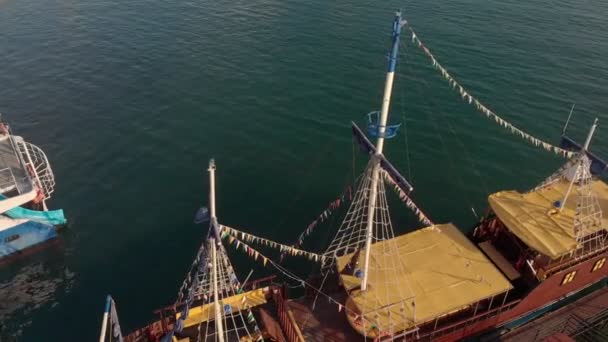 Am Pier steht ein altes Schiff mit Masten. Luftaufnahme — Stockvideo