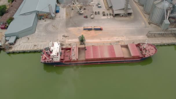 Porto de carvão no mar. Tiro aéreo — Vídeo de Stock