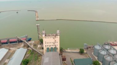 Denizde kömür limanı. Havadan çekim