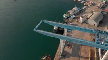 Denizde gemiler için marina ve kargo limanı üzerinde uçan. Havadan çekim