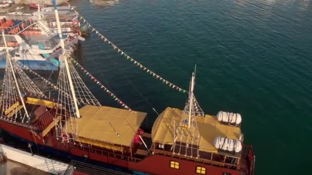 Op de pier staat een oud schip met masten. Luchtfoto — Stockvideo