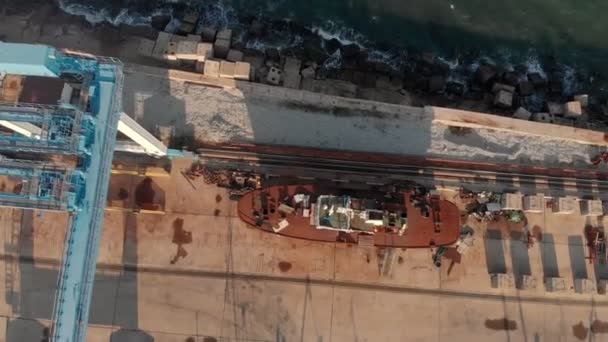 Voando sobre a marina e o porto de carga para navios no mar. Tiro aéreo — Vídeo de Stock