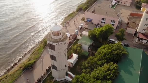 Vliegen over de vuurtoren op een klif van de kust in de buurt van de zee. Luchtfoto — Stockvideo