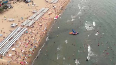 Denizde şehir plajı üzerinde uçuş. Havadan çekim