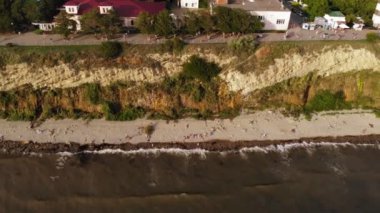 Deniz kenarında ki bir kayalıkta deniz fenerinin üzerinde uçmak. Havadan çekim