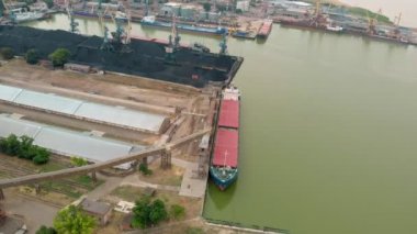 Denizde kömür limanı. Havadan çekim