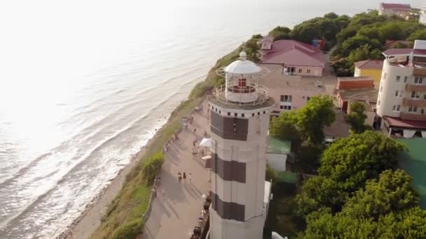 바다 근처 해안절벽에 등대 를 통해 비행. 공중 촬영 — 비디오