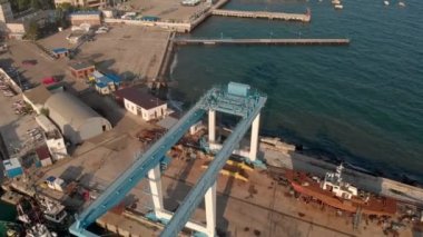 Denizde gemiler için marina ve kargo limanı üzerinde uçan. Havadan çekim