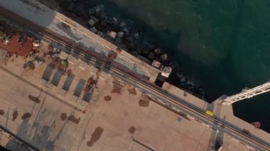 Denizde gemiler için marina ve kargo limanı üzerinde uçan. Havadan çekim