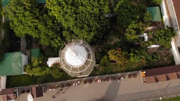 Fliegen über den Leuchtturm auf einer Klippe der Küste in der Nähe des Meeres. Luftaufnahme — Stockvideo