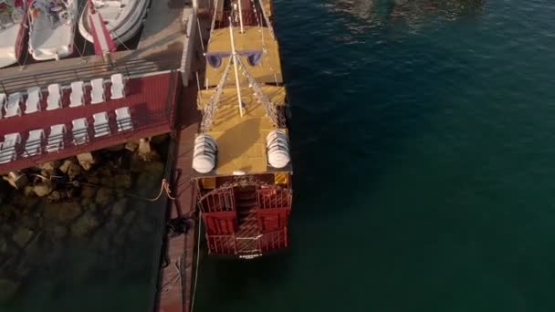Vid piren står ett gammalt skepp med Master. Aerial shot — Stockvideo