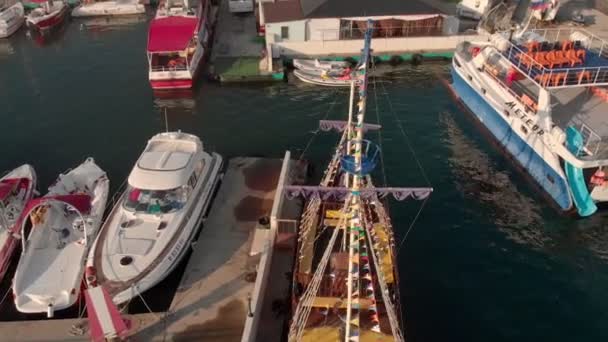 Op de pier staat een oud schip met masten. Luchtfoto — Stockvideo