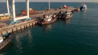 Denizde gemiler için marina ve kargo limanı üzerinde uçan. Havadan çekim