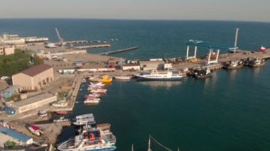 Denizde gemiler için marina ve kargo limanı üzerinde uçan. Havadan çekim