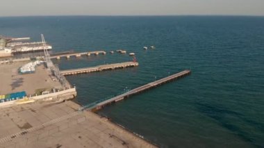 Denizde gemiler için marina ve kargo limanı üzerinde uçan. Havadan çekim