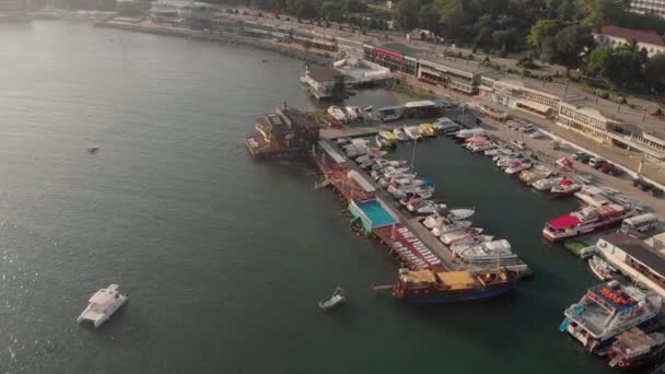 海の船のためのマリーナと貨物港の上を飛ぶ。航空写真 — ストック動画