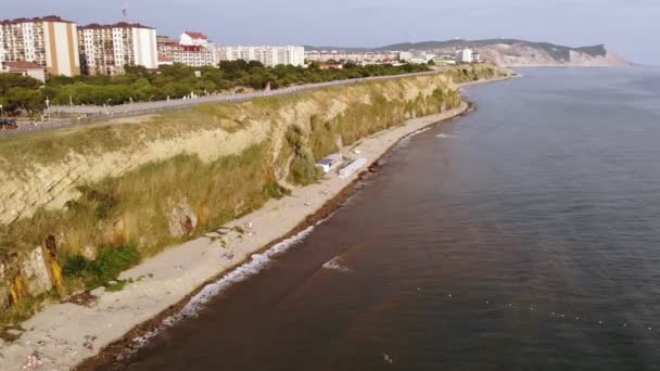 Flyger över fyren på en klippa av kusten nära havet. Aerial shot — Stockvideo