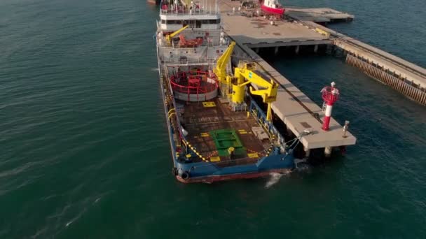 바다에서 선박에 대한 마리나 및화물 포트를 통해 비행. 공중 촬영 — 비디오