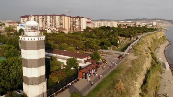 Survoler le phare sur une falaise de la côte près de la mer. Plan aérien — Video